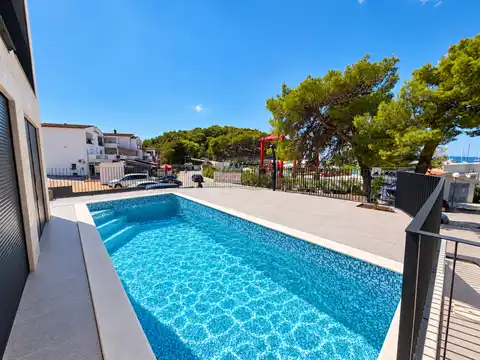 Pakoštane, Drage – Villa 368 m² mit Pool, in erster Reihe zum Meer