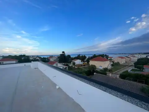 Zadar, Vir – Apartman sa krovnom terasom u centru Vira, 100 m od mora, 153 m2