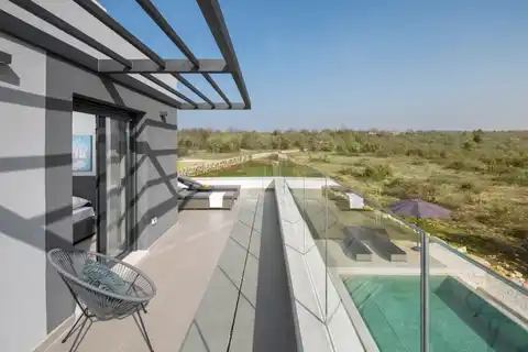 Villa 250 m², Vodnjan area — 78 m² pool, 1600 m² plot