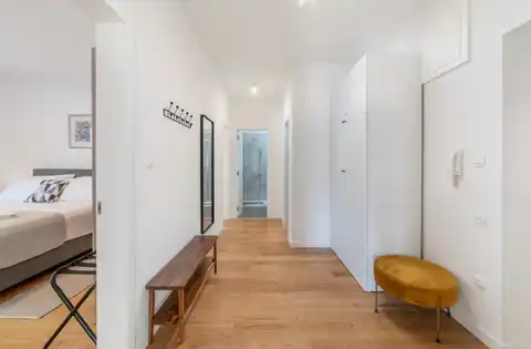 Split, Lučac - Appartement de deux pièces avec loggia et vue sur la ville.