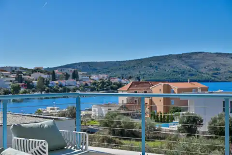 Seget Vranjica – moderna duplex vila s dva bazena i pogledom na more