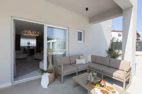 Trogir, Seget - Moderna vila s grijanim bazenom i pogledom na more