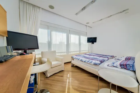 Zagreb, Petrova - Moderan penthouse s krovnom terasom i bazenom