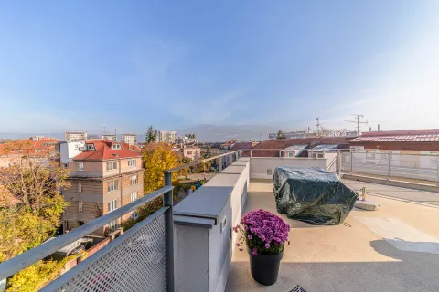 Zagreb, Petrova - Moderan penthouse s krovnom terasom i bazenom