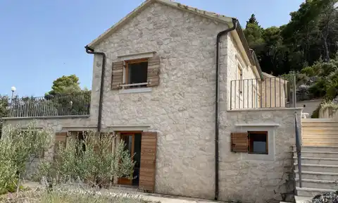 Hvar, Vrbanj – Prostrana kamena kuća s apartmanom