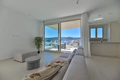 Seget Vranjica – moderna duplex vila s dva bazena i pogledom na more