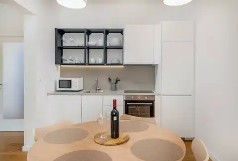 Split, Lučac - Appartement de deux pièces avec loggia et vue sur la ville.