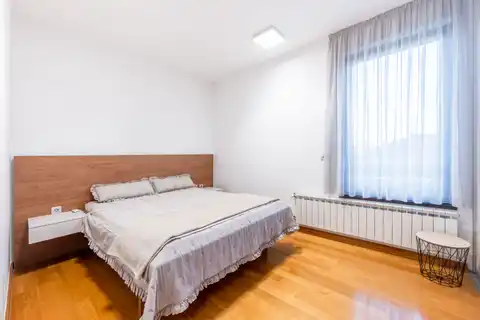 Zagreb, Srebrnjak – Uređen trosoban penthouse za najam