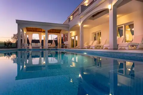 Maison avec piscine, 260m²