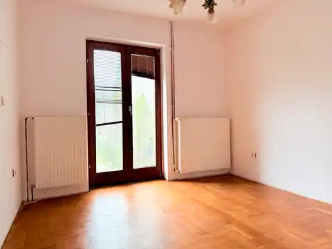 Zagreb, Mikulići - detached house for renovation with a garden.