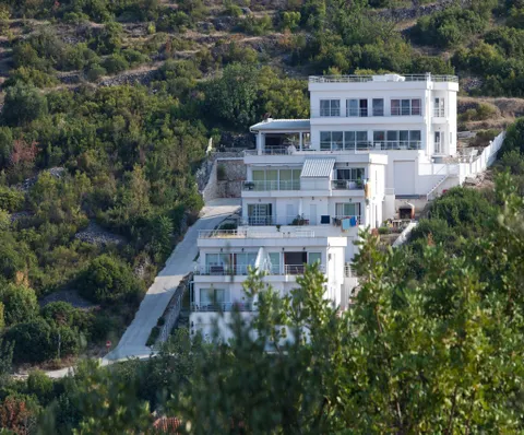 Vis – Prekrasna vila s pogledom na more 300 m2
