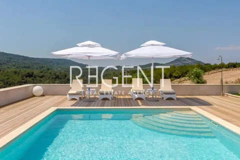 Hvar, Ivan Dolac - majetok v srdci ostrova 140 000m2
