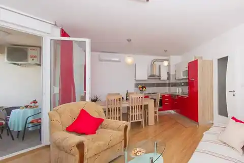 Split, Žnjan - Appartement de trois pièces avec loggia