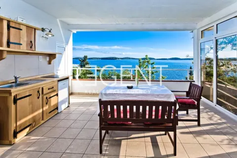 Hvar - Vila prvý rad pri mori