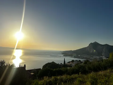 Omiš - Stavební pozemek s projektem luxusní vily s bazénem 664 m2