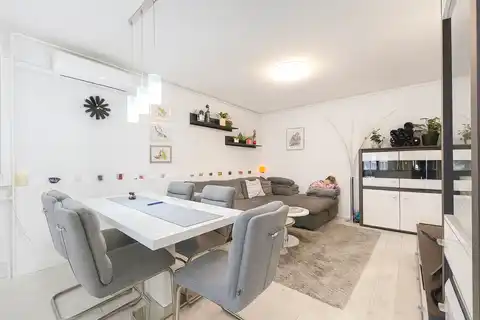 Zagreb, Sloboština - renoviran trosoban stan s lođom