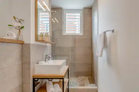 Brač, Sutivan - Investicijska prilika, stambena zgrada