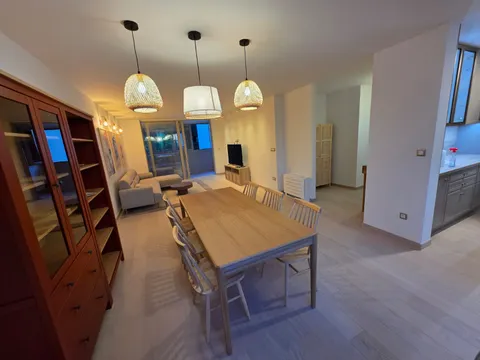 Split, Pujanke - Renoviran trosoban stan s lođom