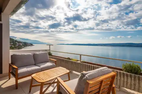 Омиш, Станичи – вилла на первой линии у моря с большим потенциалом