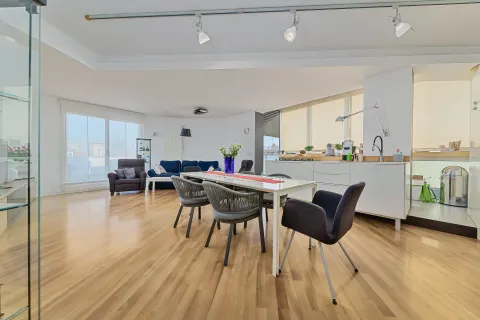 Zagreb, Petrova - Moderan penthouse s krovnom terasom i bazenom