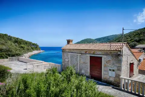 Комижа - Каменный дом у моря