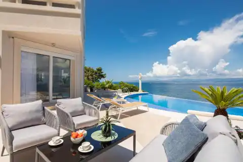 Brač - Moderna vila prvi red uz more