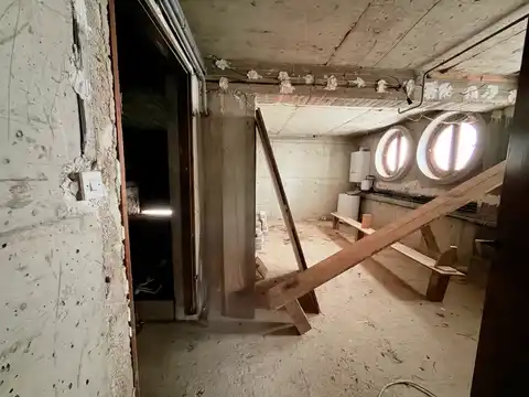 Zagreb, Mikulići - detached house for renovation with a garden.