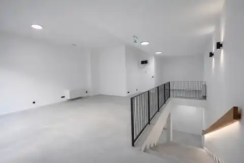 Zagabria, Trešnjevka - ampio locale commerciale su due livelli con parcheggio