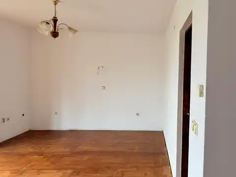 Zagreb, Mikulići - detached house for renovation with a garden.