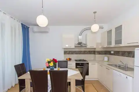 Split, Žnjan - Appartement de trois pièces avec loggia