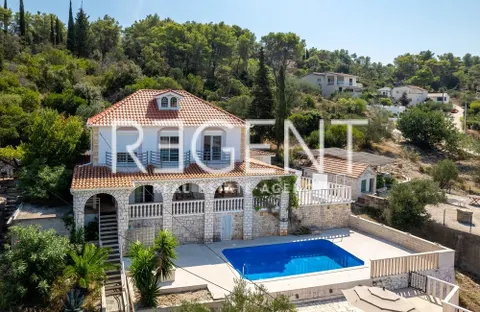 Šolta, Rogač - Villa mediterranea in prima fila sul mare 264 m2 vendita esclusiva