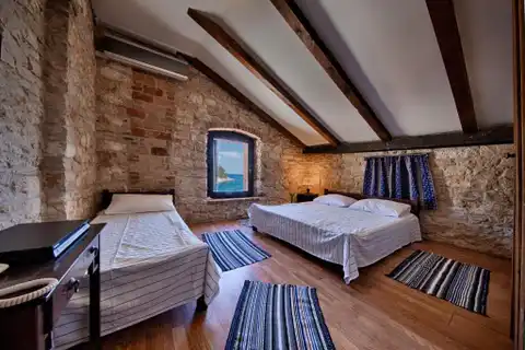 Комижа - Каменный дом у моря