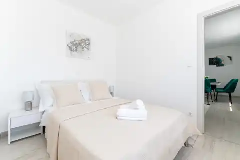 Trogir, Soline – Četverosoban stan s balkonom