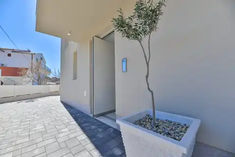 Seget Vranjica – moderna duplex vila s dva bazena i pogledom na more