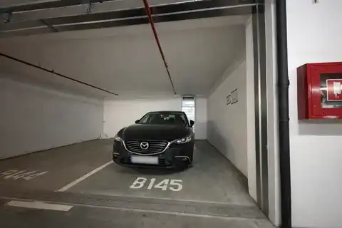 Zagreb, Trnje - appartamento con due camere, loggia e garage.