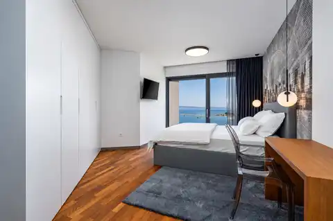 Vila 210 m², 4 spavaće sobe, bazen i pogled na more – Omiš