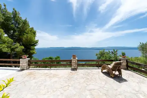 Brač, Bol - Kamena kuća sa četiri apartmana
