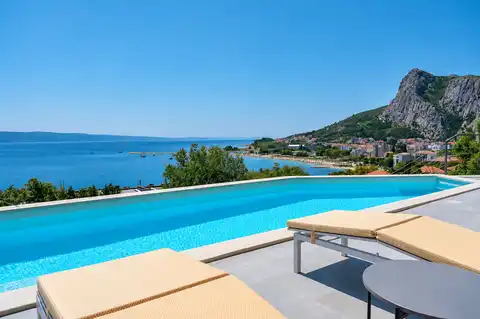 Vila 210 m², 4 spavaće sobe, bazen i pogled na more – Omiš