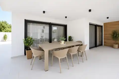Vila 200 m², Pula — 3 spavaće sobe, grijani bazen, garaža, sauna