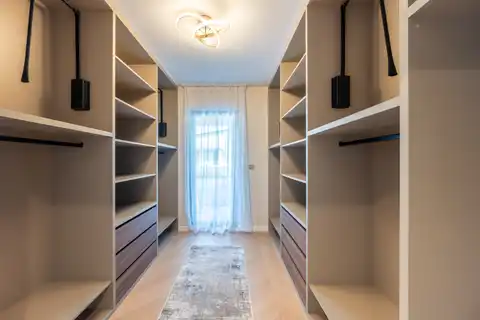 Šestine – ekskluzywne mieszkanie w willi miejskiej z prywatnym wejściem i garażem