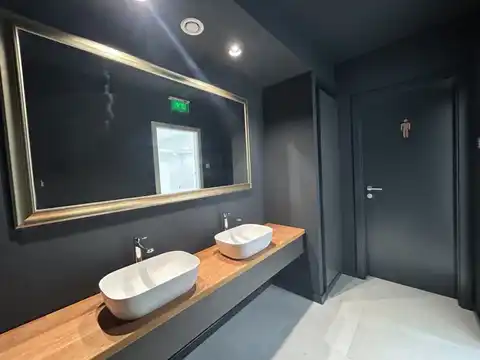 Zagabria, Trešnjevka - ampio locale commerciale su due livelli con parcheggio