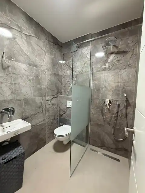 Podstrana - Dvosoban stan sa krovnom terasom i parking mjestom