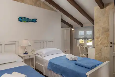 Zadar, Sv. Filip i Jakov - Rustikalna vila na zemljištu od 30.000 m²
