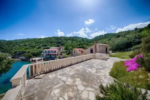 Комижа - Каменный дом у моря