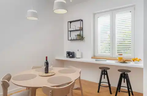 Split, Lučac - Appartement de deux pièces avec loggia et vue sur la ville.