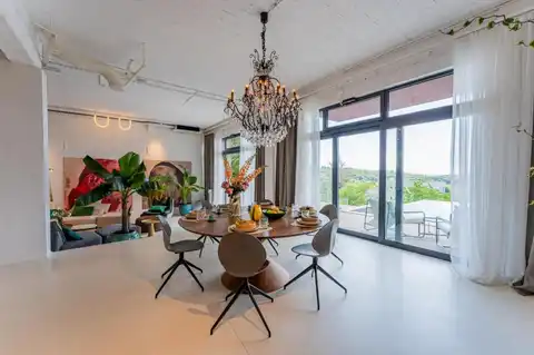 Zagreb, Šestine – Moderna družinska vila z bazenom, obdana z zelenjem, najem