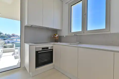 Seget Vranjica – moderna duplex vila s dva bazena i pogledom na more