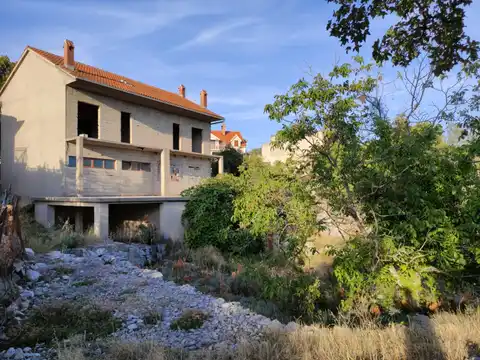 Brač, Gornji Humac - Samostojeća kuća sa dvije etaže