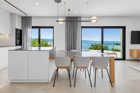 Vila 210 m², 4 spavaće sobe, bazen i pogled na more – Omiš