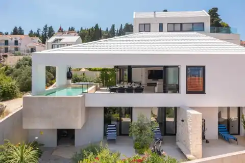 Brač - Moderna vila s bazenom, jacuzzijem i saunom